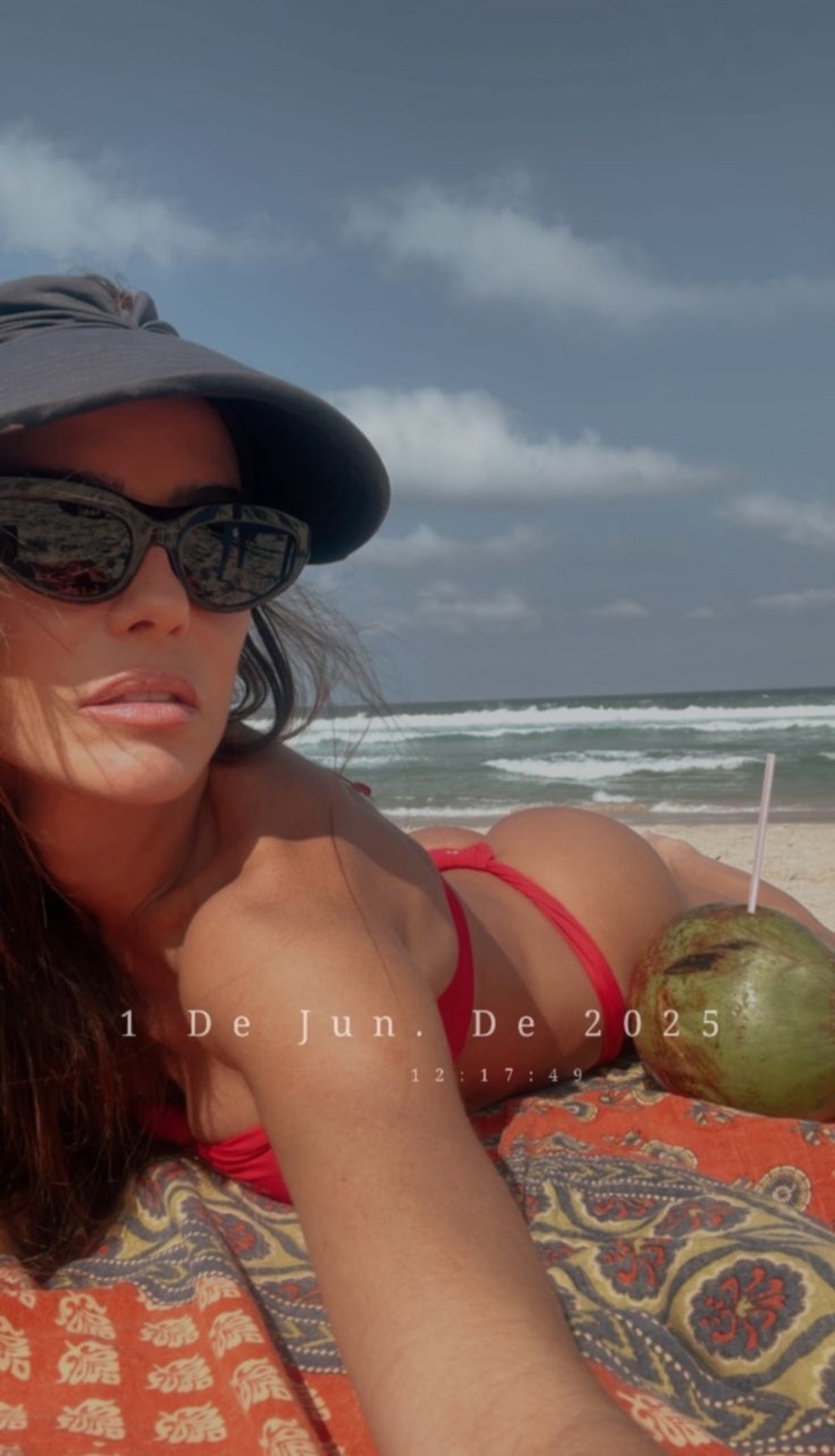 Deborah Secco renova bronzeado em dia de Sol no RJ — Foto: Reprodução/Instagram