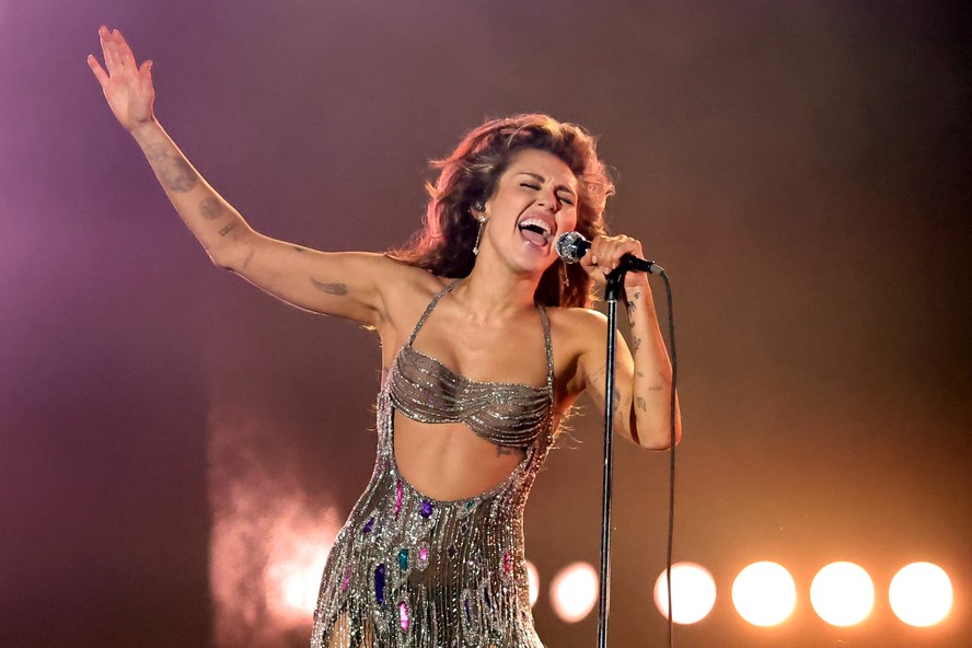Miley Cyrus celebra fãs após vitória no Grammy 2024 'vocês me viram