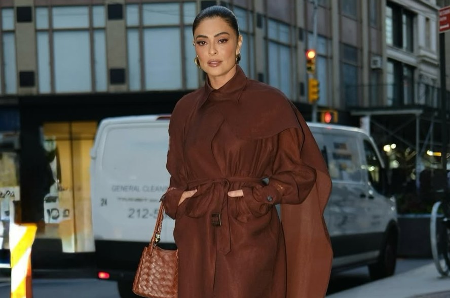 Juliana Paes posa com trench coat elegante em Nova York