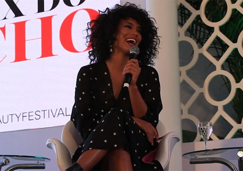A Miss Brasil Raíssa Santana palestra no Glamour Beauty Festival (Foto: Reprodução) — Foto: Glamour