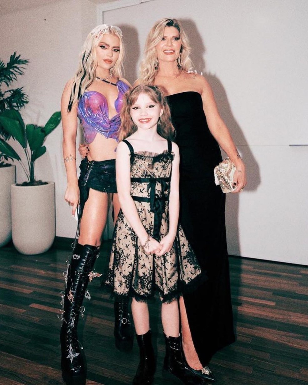 Luísa Sonza ao lado da irmã Sofia e da mãe Eliane — Foto: Instagram