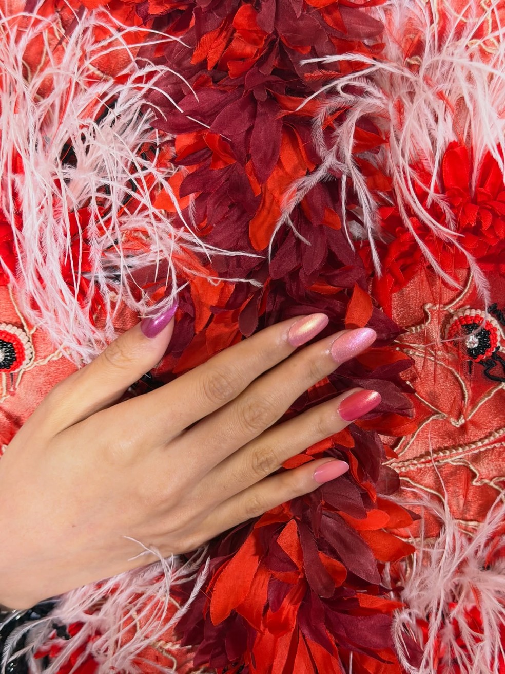 As unhas peroladas e coloridas da Chanel levam o mood sereia para as mãos — Foto: Reprodução/Instagram