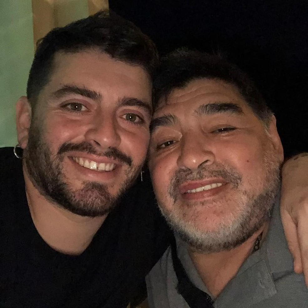 Diego Jr e Maradona no Natal de 2018 (Foto: Reprodução/Instagram) — Foto: Glamour