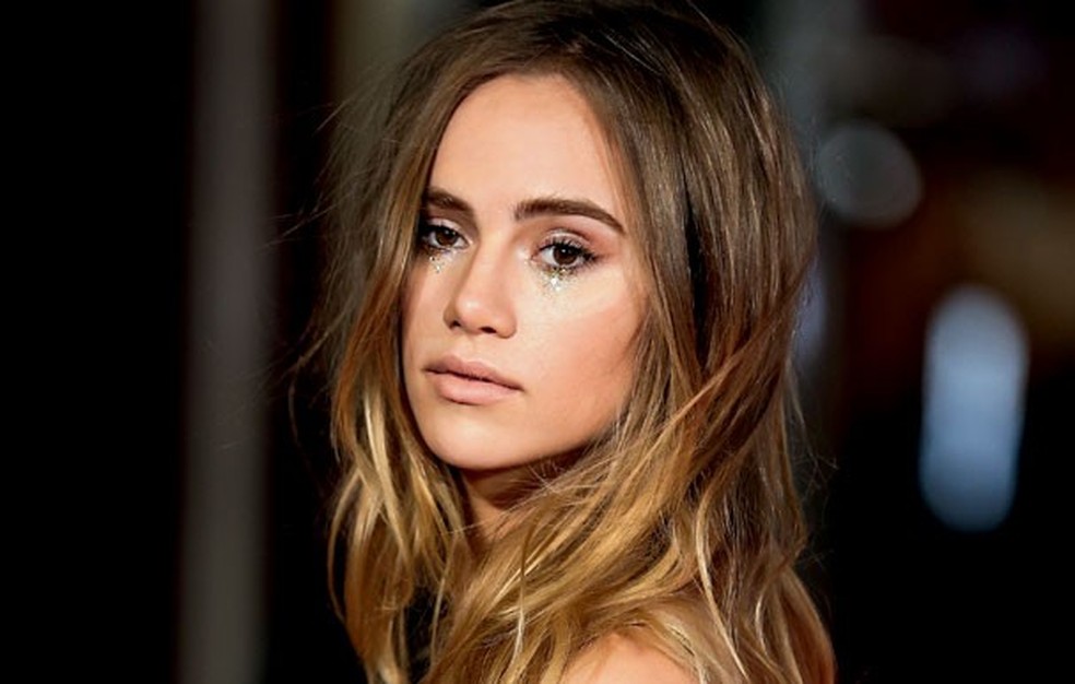 Glitter tears é a nova tendência de maquiagem com foco no olhar