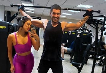Lexa posa apaixonada com Ricardo Vianna após o treino