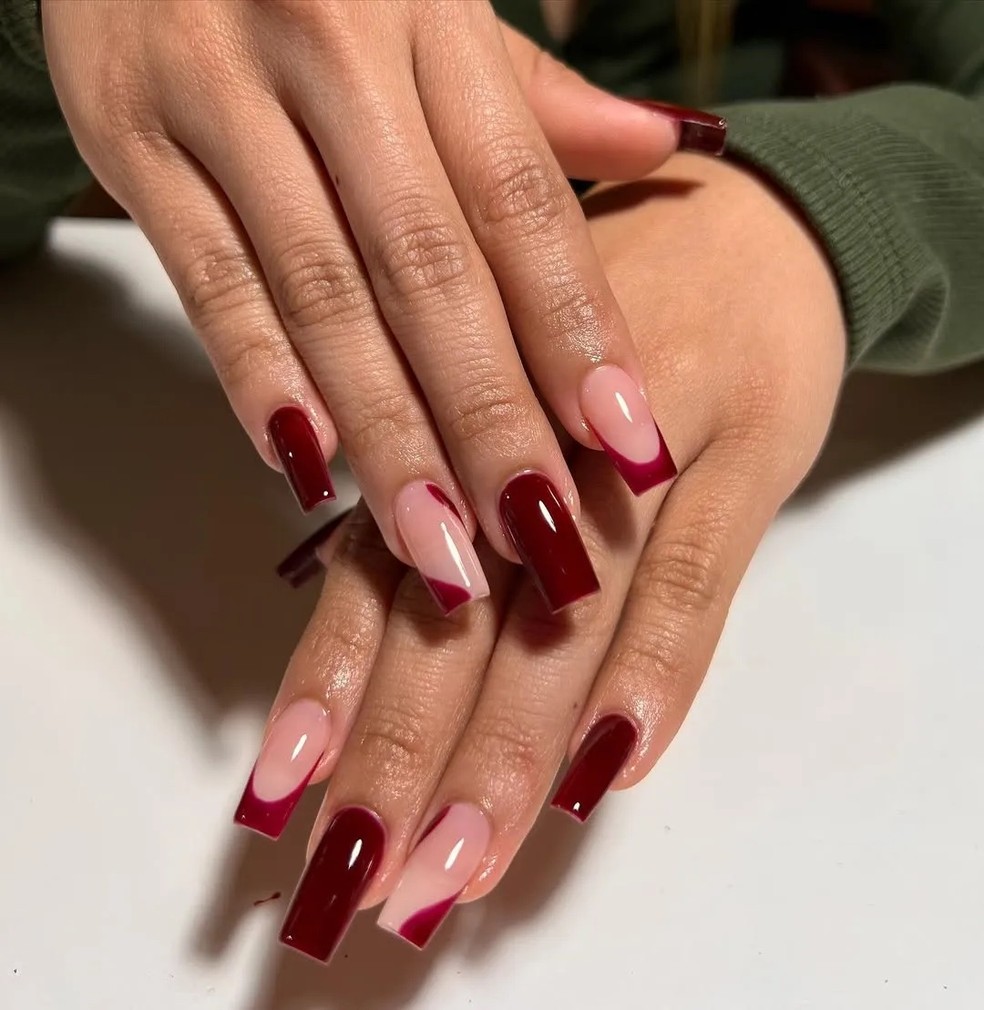 Unhas dark cherry continuam em alta em 2025 — Foto: Reprodução/Instagram