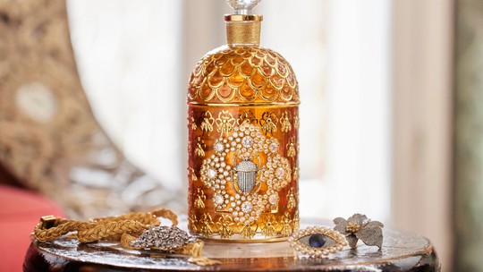Infinitos cristais, perfumes icônicos e trabalho artesanal: um mergulho na coleção Exceptional Pieces de Guerlain
