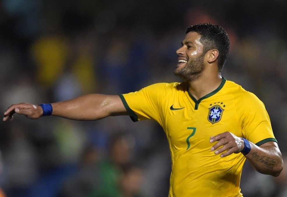 A camiseta da seleção brasileira não é das mais justas, mas no jogador Hulk ela fica coladíssima (Foto: Getty Images) — Foto: Glamour