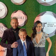 Neymar, Bruna Biancardi e Davi Luca — Foto: Foto: Glamour Brasil