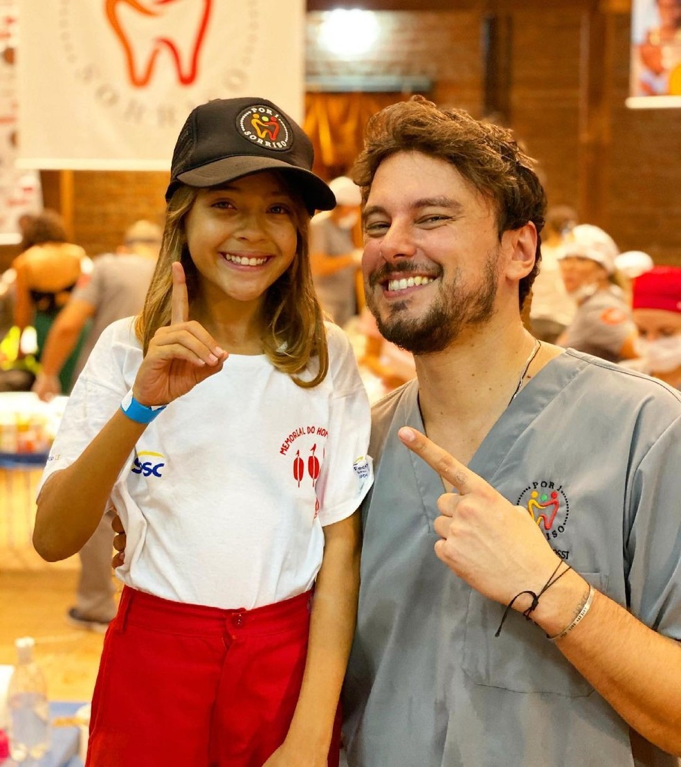 Felipe Rossi em trabalho voluntário (Foto: Reprodução/Instagram) — Foto: Glamour