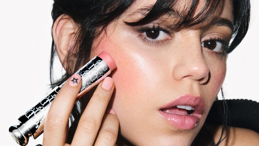 Jenna Ortega é a nova embaixadora internacional de maquiagem da Dior