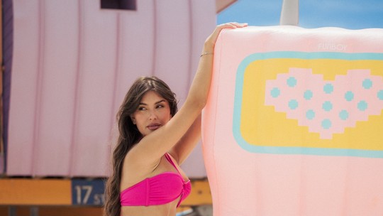 Inspirada pela tendência "Barbiecore", Thaís Braz vai para Miami estrelar nova campanha de sua marca de beachwear