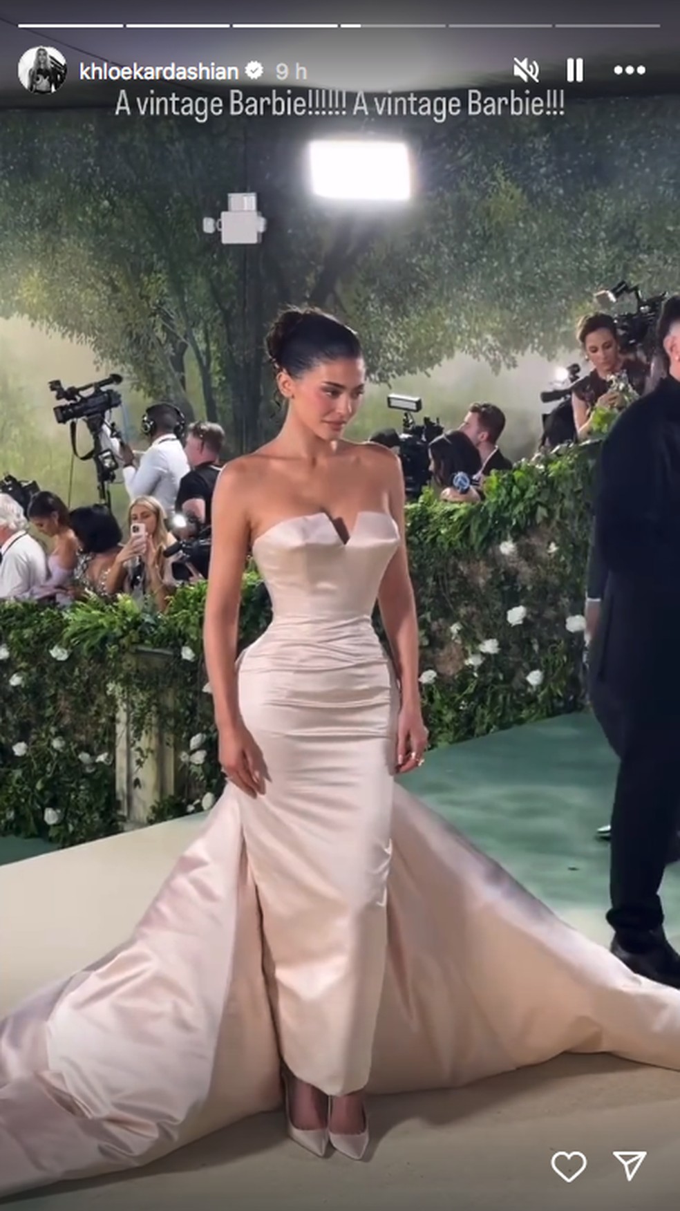 Met Gala 2024: de fora do evento, Khloé Kardashian reage ao look das irmãs — Foto: Instagram