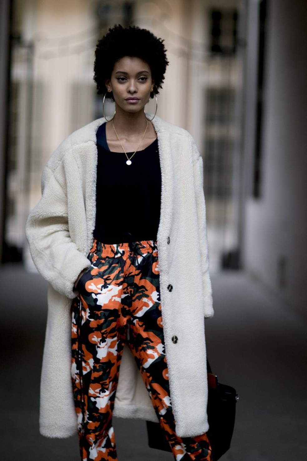 Casaco bege (Foto: Imaxtree) — Foto: Glamour