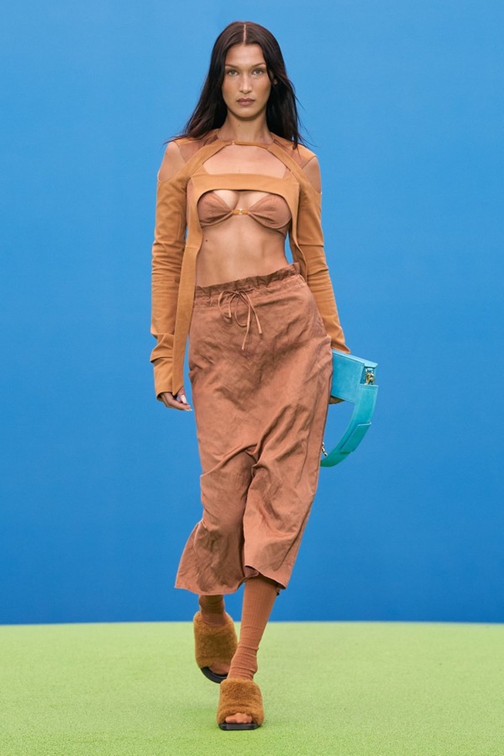 Bella Hadid no desfile de Inverno 2021 do Jacquemus (Foto: Divulgação) — Foto: Glamour