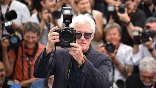 Festival de Cannes 2024: Richard Gere banca o fotógrafo durante evento cinematográfico