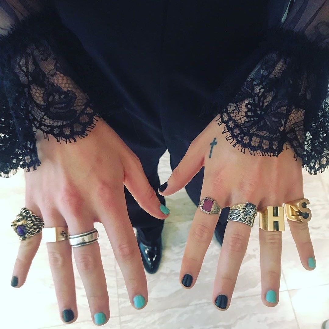 No MET Gala, ele apostou na manicure bicolor preta e azul