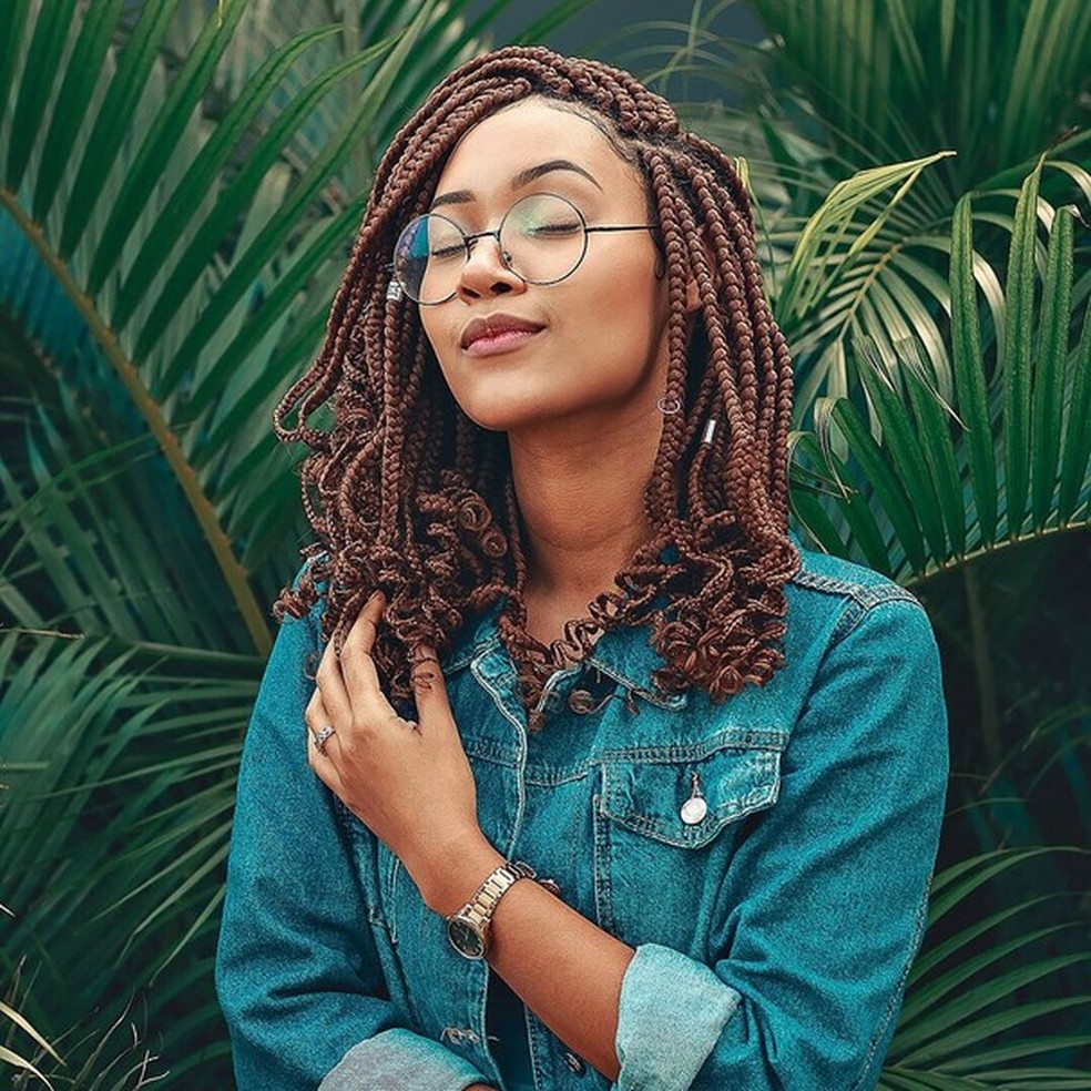 Bob trançado (Foto: Reprodução/ Instagram @emily_rana) — Foto: Glamour