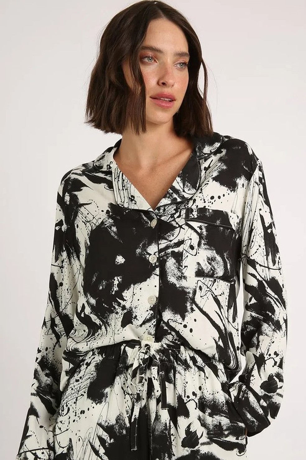 A estampa artística é em preto e branco atualiza o corte clássico do pijama da Anotheroom (R$ 380 no Gallerist) (Foto: Reprodução/Gallerist) — Foto: Glamour