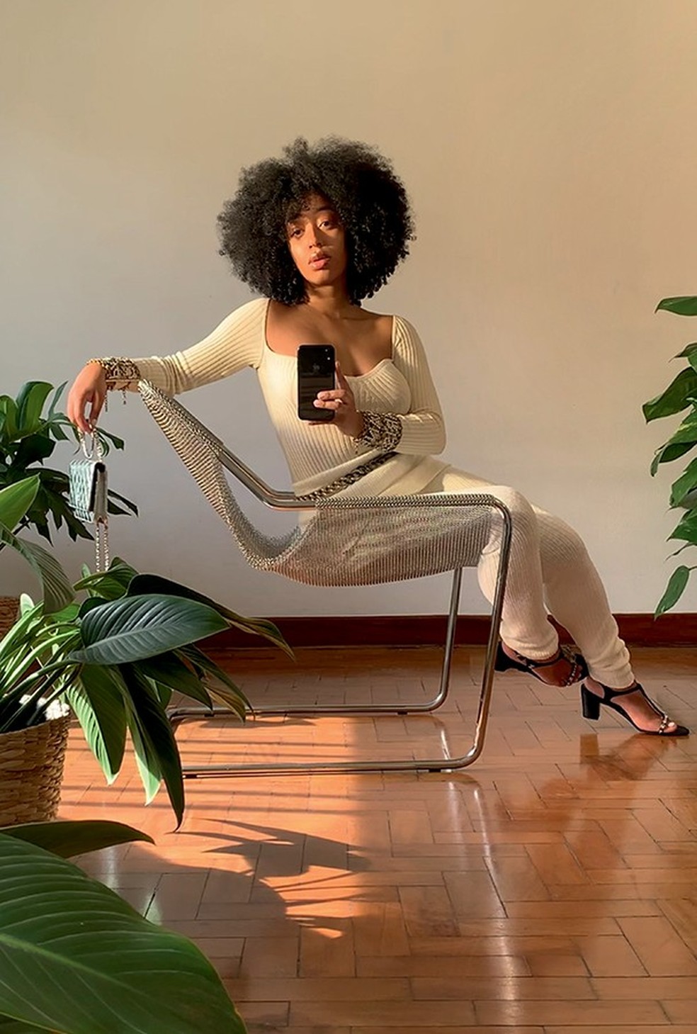 Body, R$ 299, Cotton Project; calça, R$ 308, Verse. Pulseiras, cinto e sandálias, tudo Chanel (Foto: Caroline Costa) — Foto: Glamour