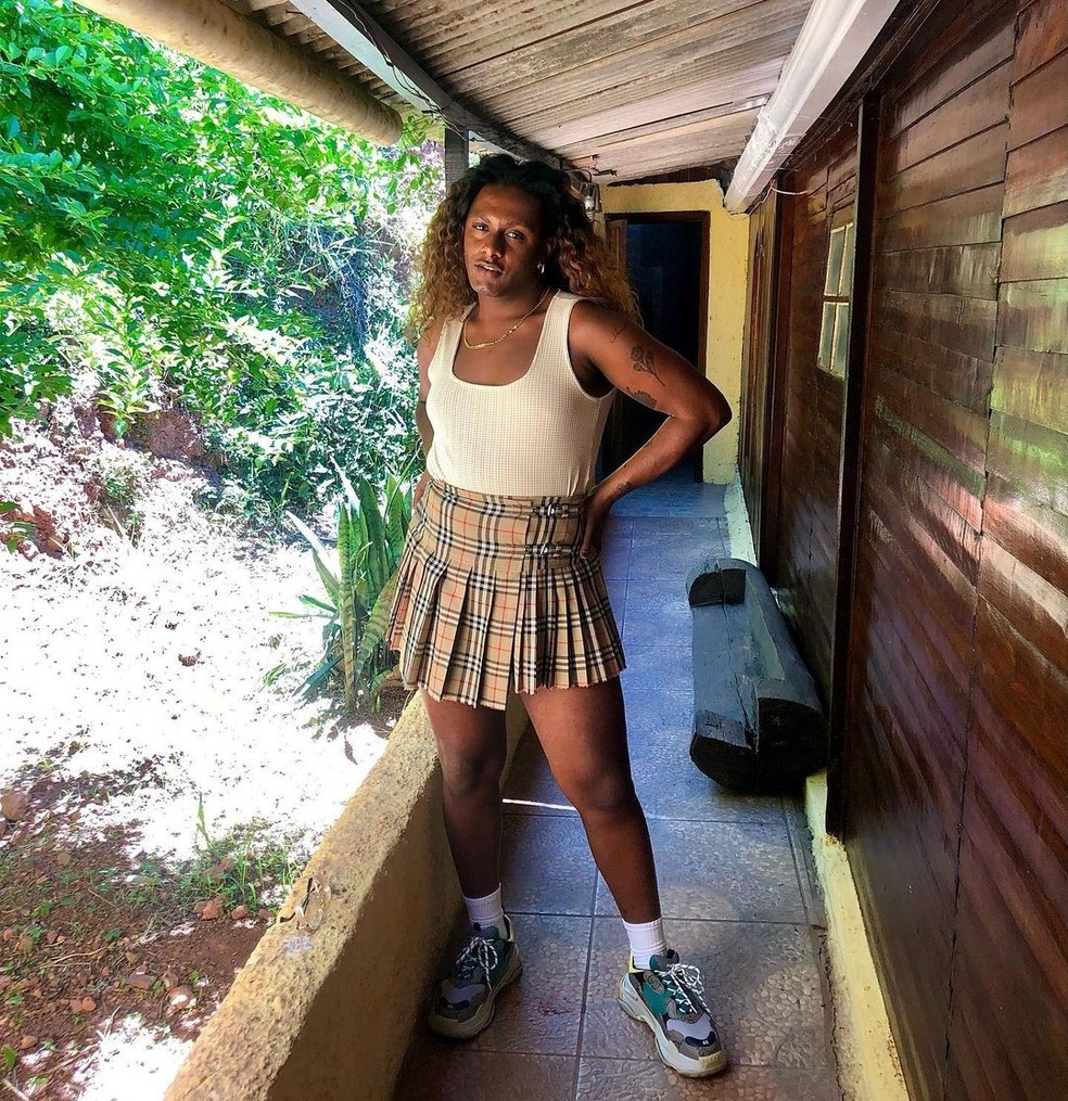 A cantora Liniker apostou em um look composto por uma saia da Burberry e tênis da Gucci. Luxo! - Foto: Instagram @liniker — Foto: Glamour
