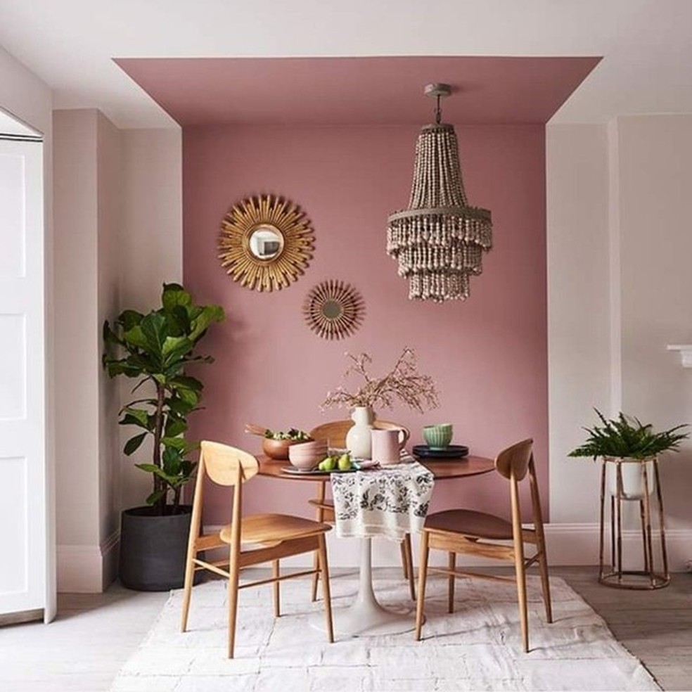 Na sala integrada, a pintura geométrica foi a saída despretensiosa para delimitar o espaço da mesa de refeições (Foto: Divulgação) — Foto: Glamour