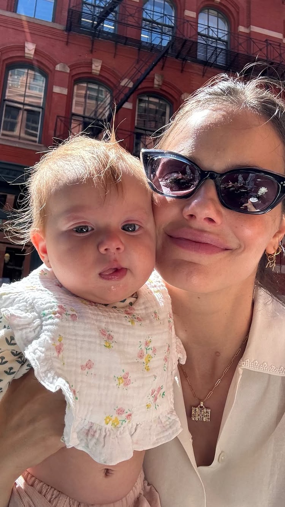 Laura Neiva curte passeio em Nova York com Chay Suede e a filha — Foto: Reprodução/Instagram