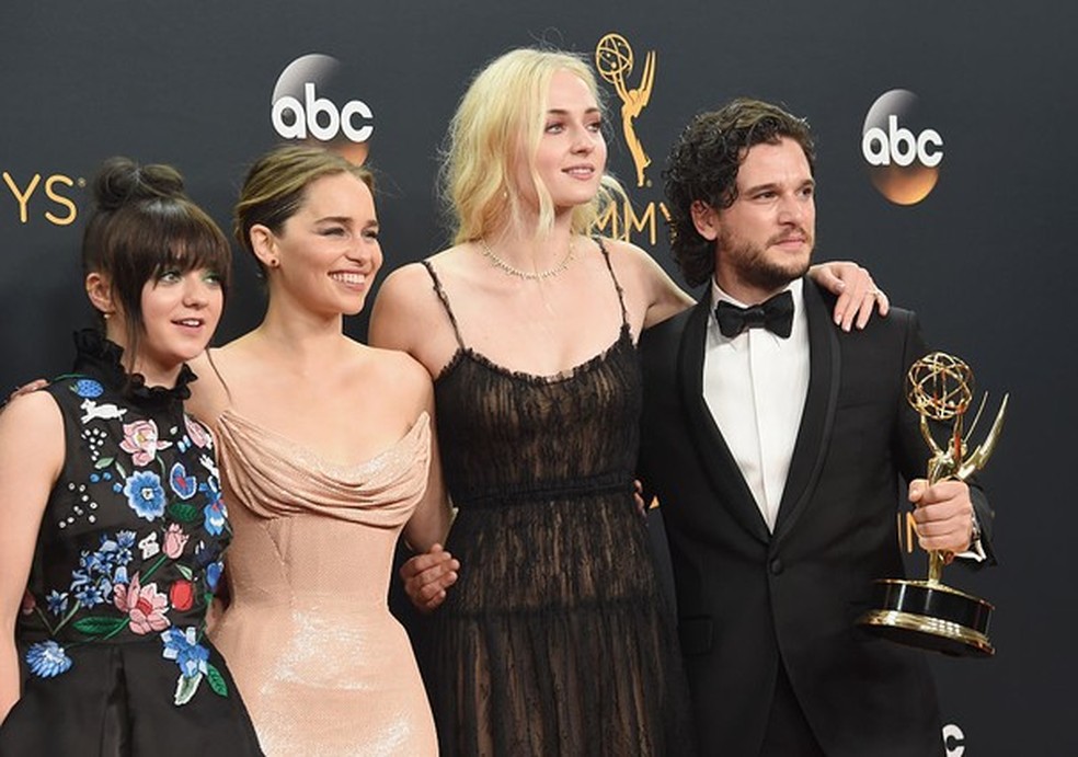 A turma de Game Of Thrones é sempre presença confirmada no Emmy (Foto: Getty Images) — Foto: Glamour