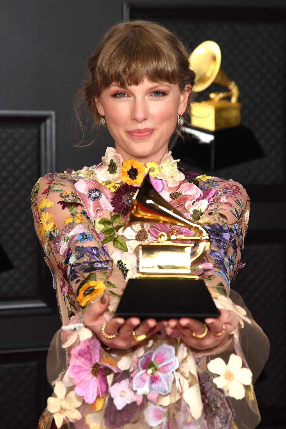 Taylor Swift no Grammy de 2021, onde Folklore ganhou o prêmio de álbum do ano por 'Folklore' — Foto: Getty Images