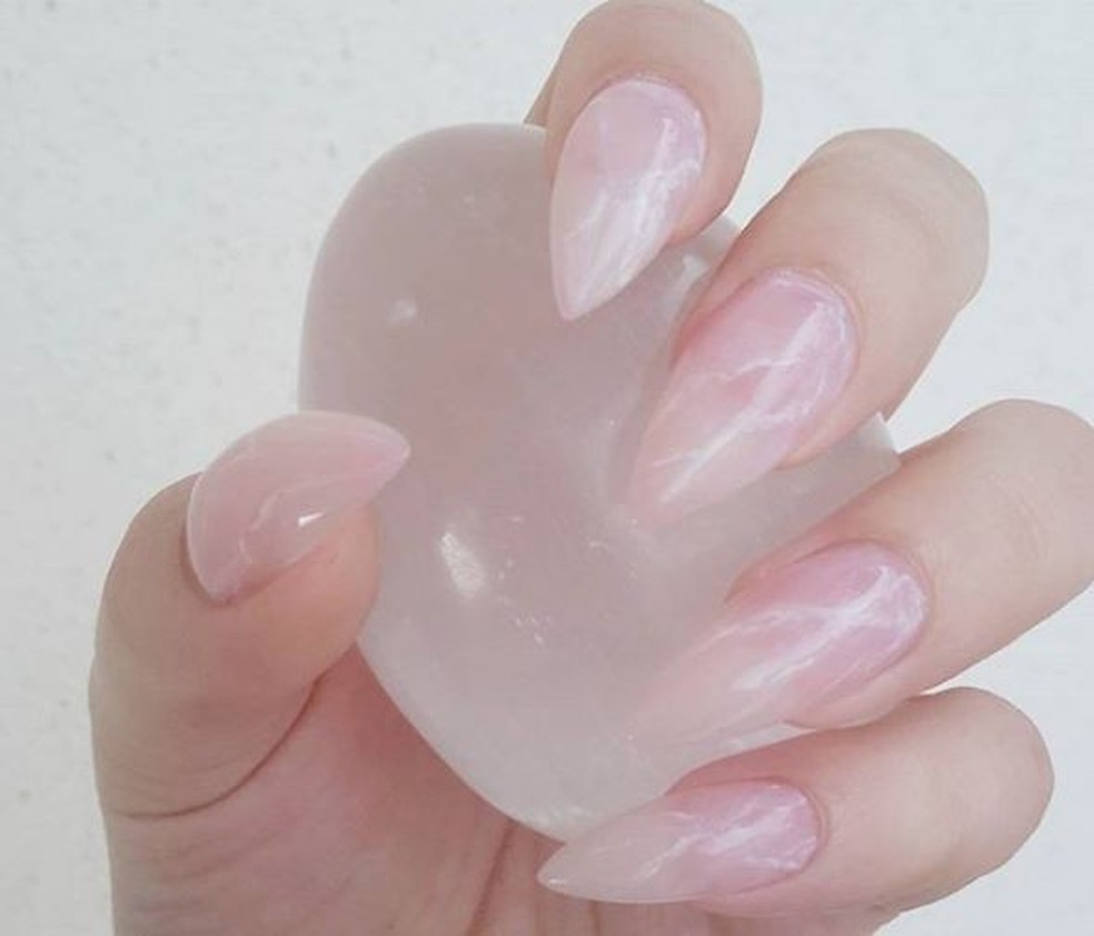 Nail Art inspirada no universo das bruxas (Foto: Reprodução) — Foto: Glamour
