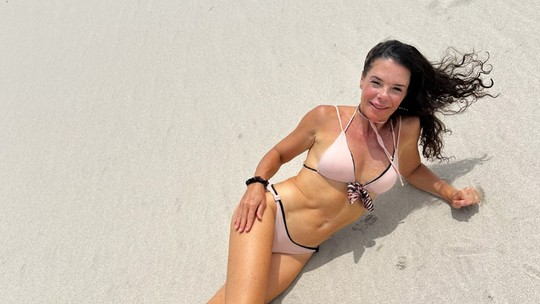 Mylla Christie posa poderosa de biquíni na areia da praia: "Energia vibrante"