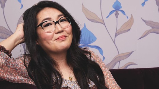 Jenny Han, autora de "O Verão Que Mudou Minha Vida", revela qual o segredo de uma boa história