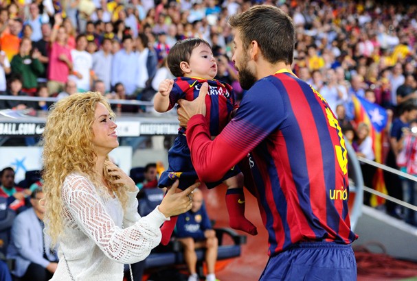 Shakira, Piqué e o filho mais velho do casal, Milan, de três anos (Foto: David Ramos/Getty Images) — Foto: Glamour