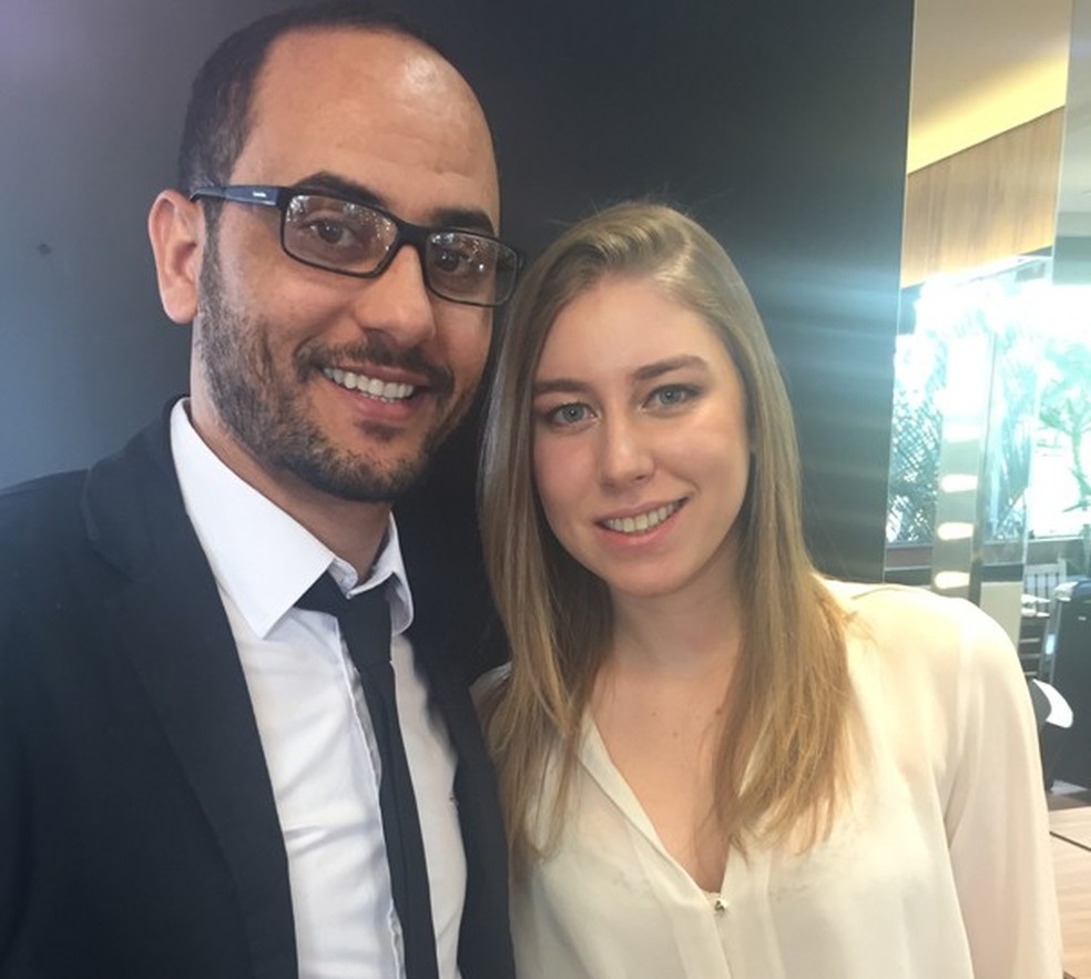 O hairstylist Michael e a repórter Manuela Almeida, que testou o produto (Foto: Glamour ) — Foto: Glamour