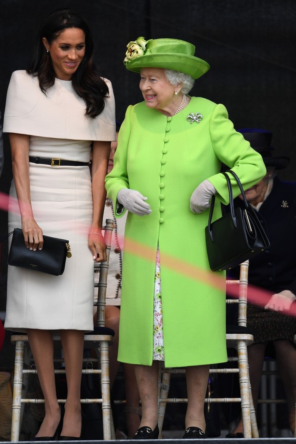 Rainha Elizabeth toda fofa de verdão. Meghan curtiu (Foto: Getty Images) — Foto: Glamour