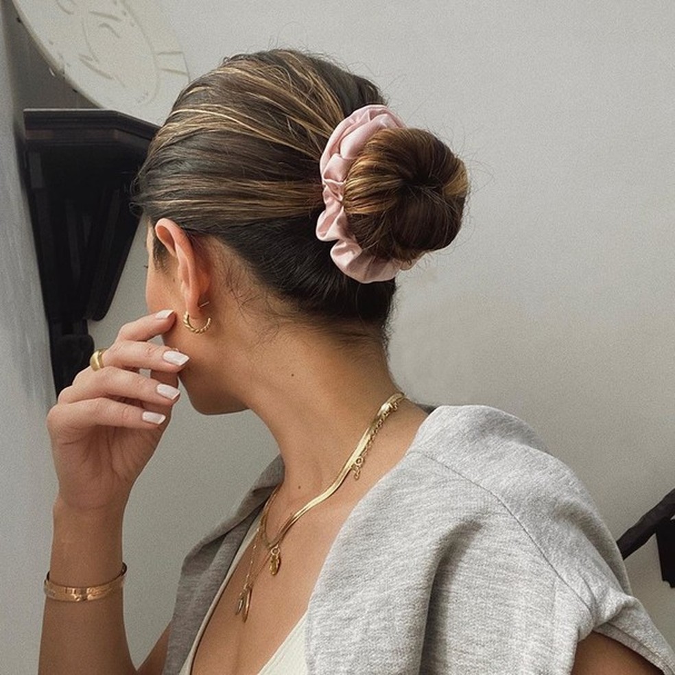 7 penteados com scrunchie (Foto: Reprodução/ Instagram @marianna_hewitt) — Foto: Glamour