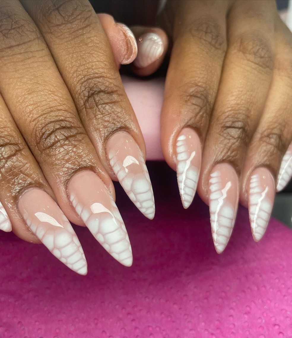Unhas brancas com estampa de cobra — Foto: Reprodução/Instagram