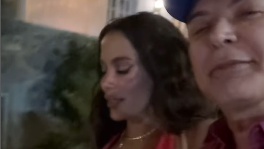 Durante viagem na Grécia, Anitta nega que esteja ficando com alguém: "Toda viagem inventando bofe pra mim" Durante viagem na Grécia, Anitta nega que esteja ficando com alguém: "Toda viagem inventando bofe pra mim"