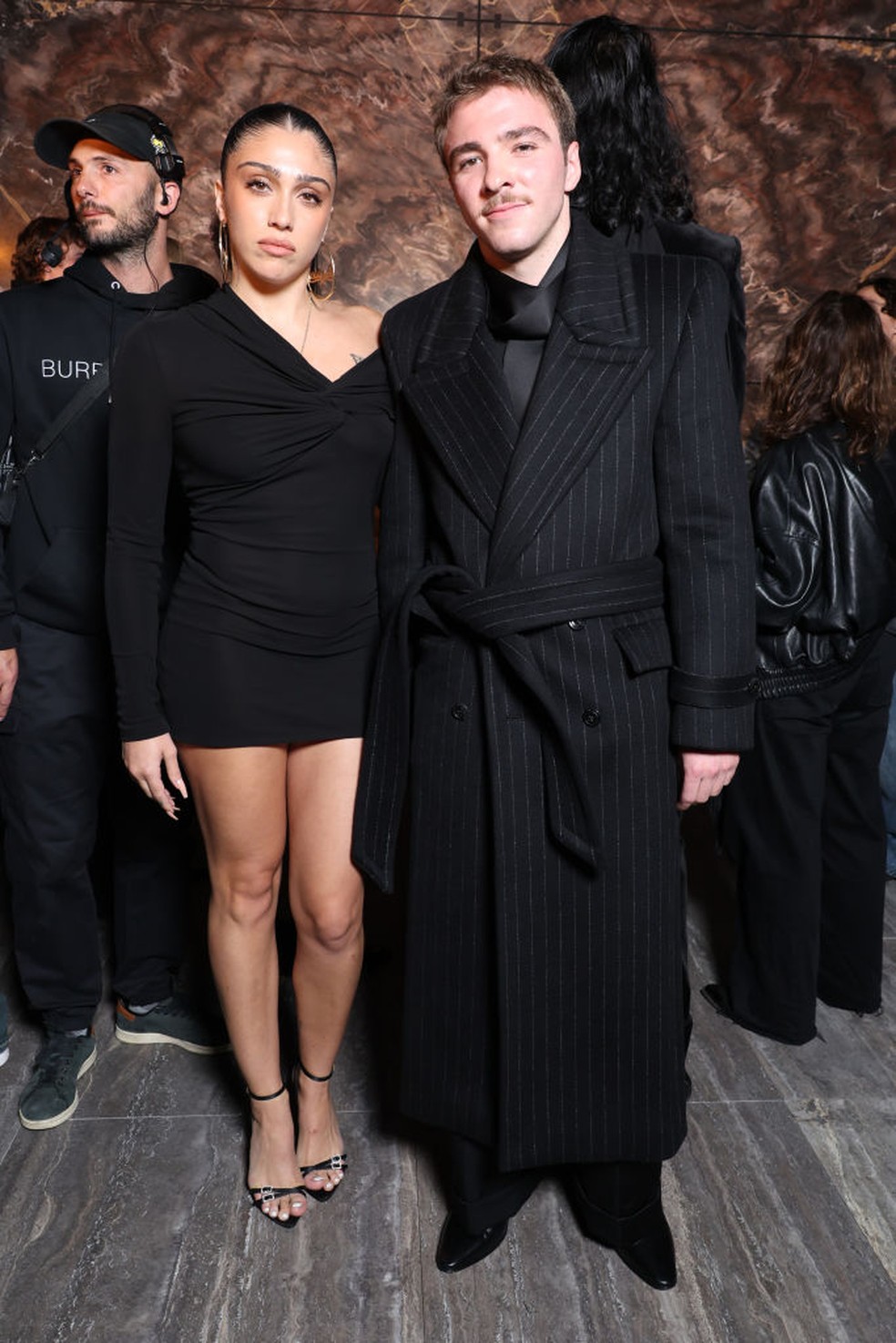 Lourdes Leon e Rocco Ritchie, filhos de Madonna, chegam juntos para(01)
