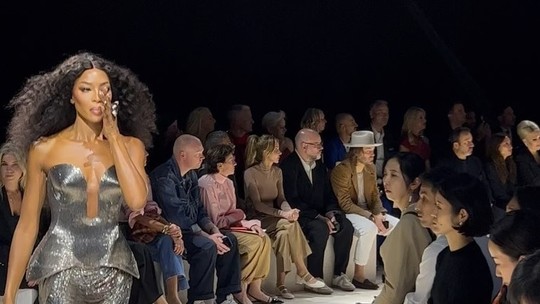 Veterana nas passarelas, Naomi Campbell se emociona em desfile de despedida de estilista