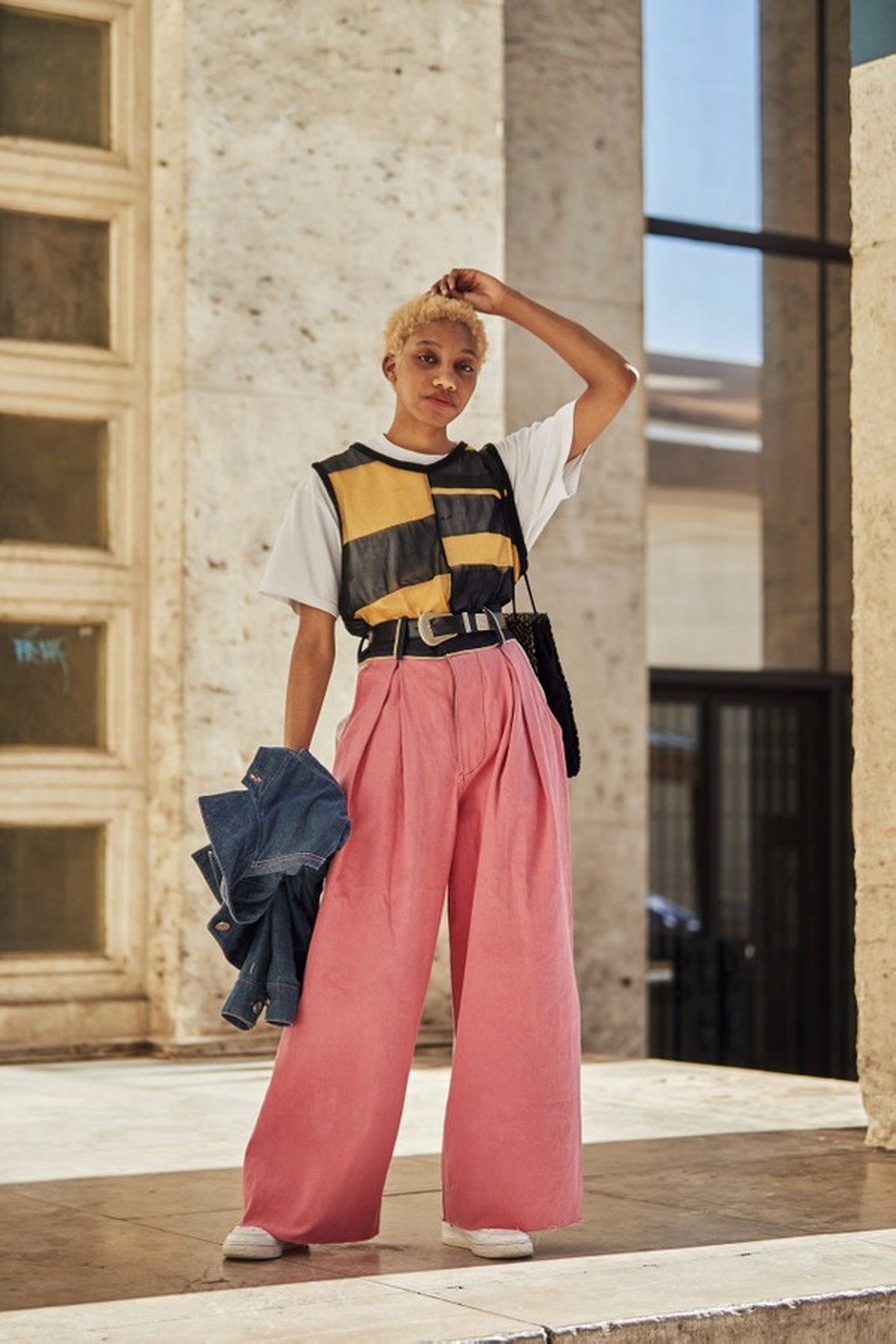 Living Coral: looks direto do street style com a cor de 2019 (Foto: Imaxtree) — Foto: Glamour