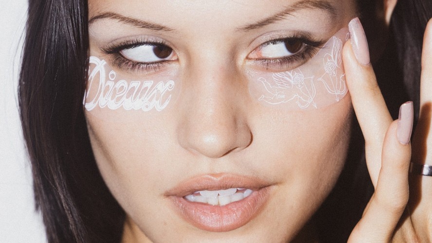 Os eye patches são os novos objetos de desejo e símbolo de status da beleza