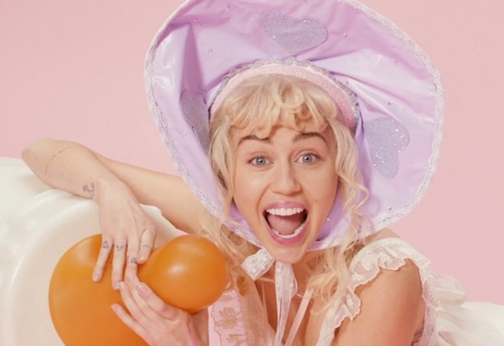 Miley Cyrus se transforma em um bebezão no clipe de 'BB Talk'