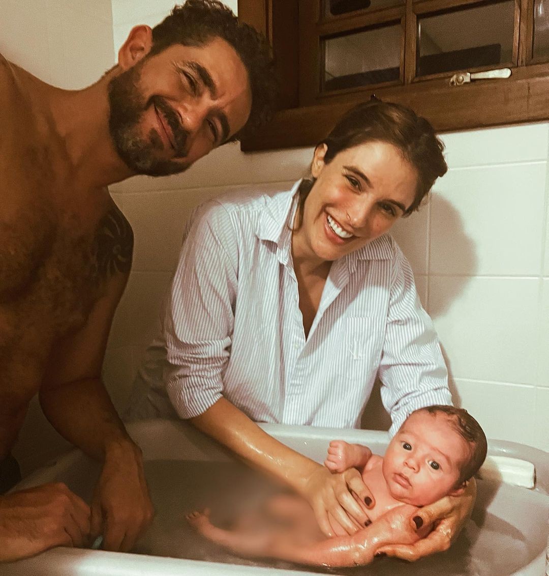 Rafa Brites registra banho do filho Leon ao lado de Felipe Andreoli — Foto: Instagram @rafabrites