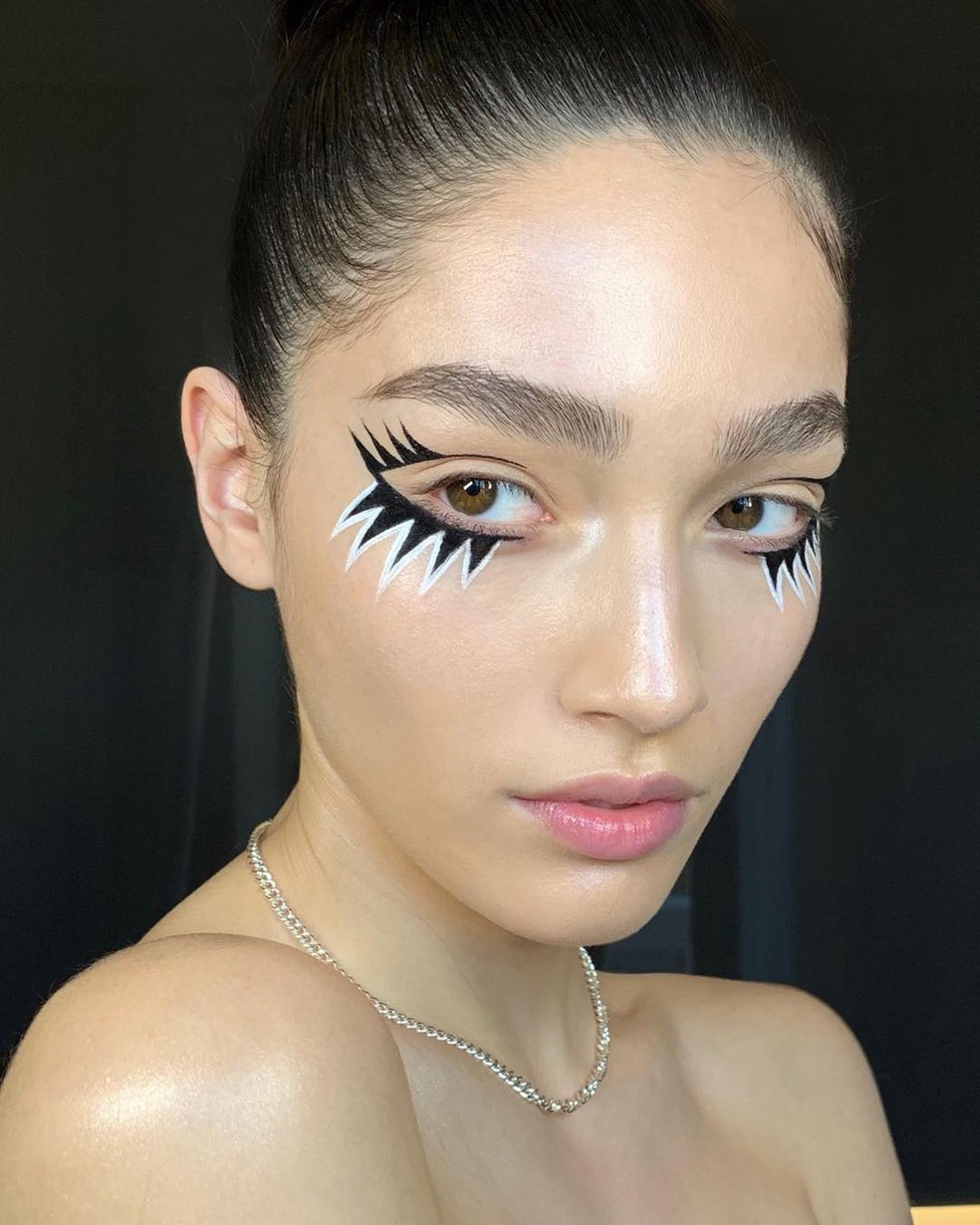Delineado colorido — Foto: Instagram @nikki_makeup