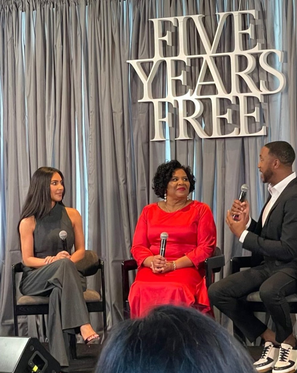 Kim Kardashian e Alice Marie Johnson no palco de evento especial, dedicado a celebrar os cinco anos da liberdade da ativista — Foto: Reprodução/Instagram