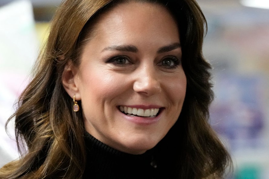Kate Middleton tem alta e continuará recuperação em casa