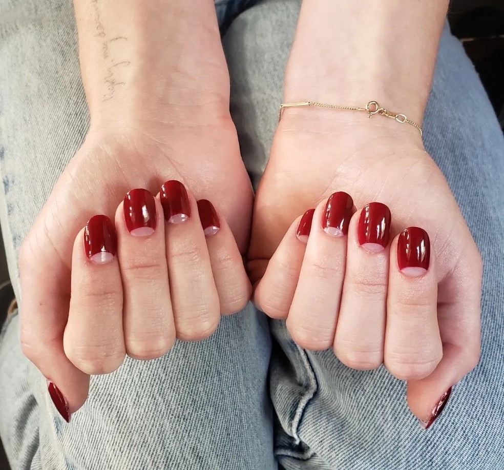 Unhas dark cherry continuam em alta em 2025 — Foto: Reprodução/Instagram
