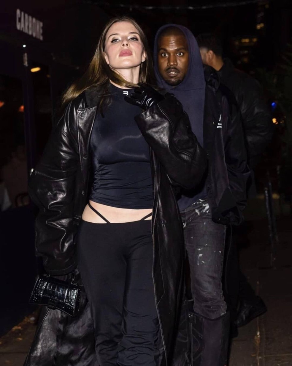 Tendência? Atriz Julia Fox usa calça de cintura baixa com calcinha à mostra durante noitada com Kanye West — Foto: Instagram @kips.planet
