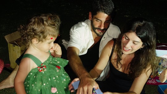 Fernanda Paes Leme abre álbum de fotos de Natal sem energia elétrica: "Faltou luz mas não faltou amor"